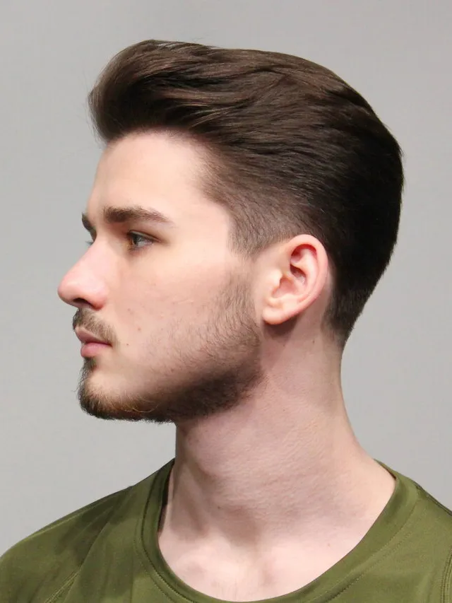 мужская стрижка с зачесом назад и фейдом